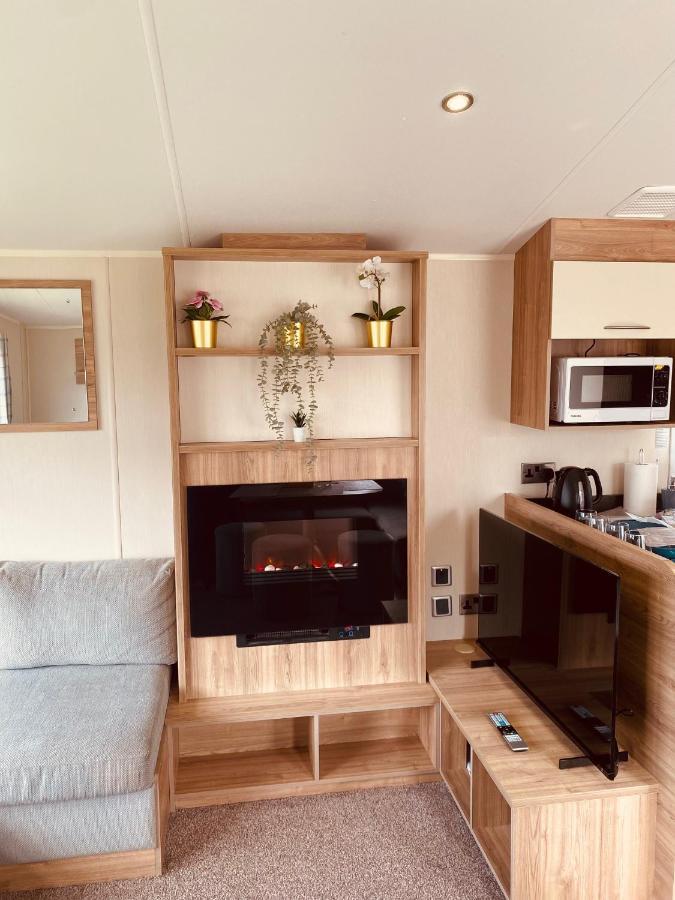 8 Bed Sun Decked Caravan Unlimited High Speed Wifi And Fun At Seawick Holiday Park Клактън он Сий Екстериор снимка